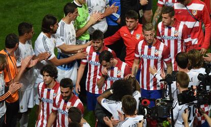 Los jugadores del Real Madrid aplauden a los del Atl&eacute;tico que se disponen a recoger su trofeo de subcampeones. 