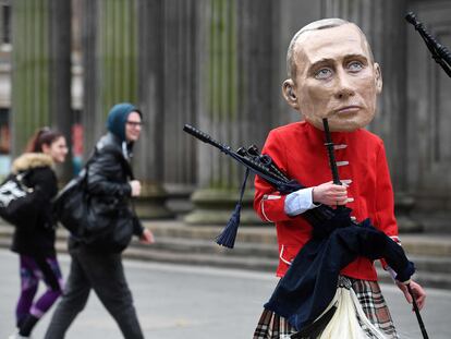 Un activista de Oxfam con una máscara de Putin protesta en Glasgow el pasado 1 de noviembre, en el arranque de la cumbre del clima.