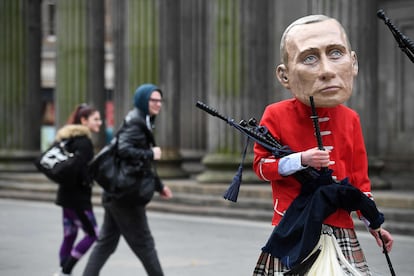 Un activista de Oxfam con una máscara de Putin protesta en Glasgow el pasado 1 de noviembre, en el arranque de la cumbre del clima.