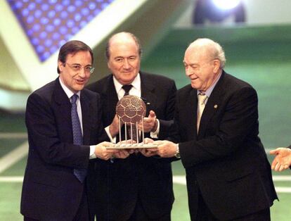 Florentino Pérez y Di Stéfano con Joseph Blatter en 2000, cuando el club fue elegido el mejor del siglo.