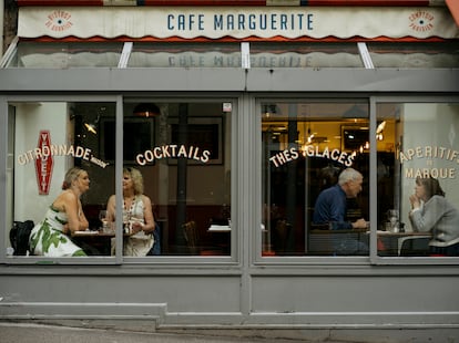 Gente en el interior de un antiguo café en la Rue des Martyrs, en París. 