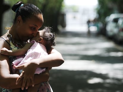 Aline Bispo i la seva filla Bruna de Jesus, que pateix microcefàlia, esperen la seva sessió de fisioteràpia fora d'un hospital, al Brasil.