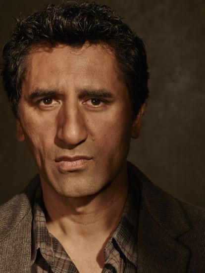 Cliff Curtis (Rotorua, Nova Zelândia, 1968) em princípio parece uma pessoa terrivelmente séria, mas acaba se revelando muito simpático. Mostra-se surpreso ao saber que três jornalistas –da Hungria, México e Espanha– foram até Vancouver, onde grava Fear The Walking Dead, só para entrevistar o elenco que o inclui. <p>Curtis interpreta Travis Manawa, um professor de ensino médio, separado e com um filho, que está começando a formar uma nova família com Madison. “Ainda estou conhecendo [o personagem]. É um bom sujeito, o que é novidade para mim. É um sujeito normal, não é um herói de ação. Não tem segredos no passado e diz o que pensa. E é um otimista. Ele me permite explorar um mundo que é bastante sutil em termos de quem ele é, num mundo que é qualquer coisa menos sutil.” <p>Qual é o maior medo de Travis? “Que sua família não o ame, e perdê-la.” Quando deu esta entrevista, Curtis ainda estava imerso na gravação dos três últimos capítulos. “Foi um cozimento lento aprender quem é o personagem e aprender como é este mundo. Não conhecemos nada sobre o apocalipse, a única coisa que sabemos é que algo está ocorrendo, algum tipo de infecção ou um vírus. Sabemos que alguma coisa acontece, mas não há nada confirmado. E ele o que quer desesperadamente é que sua família fique bem”. <p>Curtis adora o tom da série, porque vê uma mistura de dois mundos cinematográficos preferidos, os blockbusters de verão e os filmes independentes mais intimistas: “Os roteiristas, produtores e diretores estão pilotando esta série de uma forma muito sofisticada, centrando-se nessas relações e na intimidade do que é importante para essas pessoas nessa unidade familiar enquanto o mundo ao redor implode e desmorona em pedaços”.