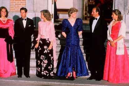 En una de sus visitas a España, en 1987, los príncipes de Gales tuvieron una cena de gala con la familia real. Nótese el estilo claramente ochentero en todos los vestidos, tanto de Diana como de las infantas Elena y Cristina. Fue Doña Sofía la más elegante de esa noche con un modelito mucho más atemporal.