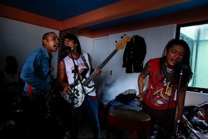 Desde la izquierda, Víctor, Adrián y Beto Sandoval, durante un ensayo de Los Cogelones.