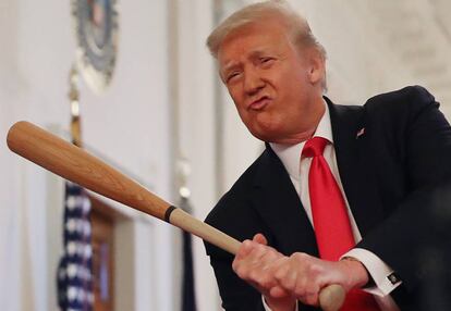 El presidente de los Estados Unidos Donald Trump sostiene un bate de béisbol el pasado 2 de julio en la Casa Blanca.