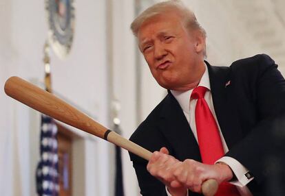 El Presidente de los Estados Unidos Donald Trump sostiene un bate de béisbol durante la Exhibición 'El Espíritu de América' en la Casa Blanca el 2 de julio.