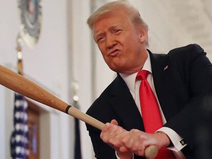 El presidente de los Estados Unidos Donald Trump sostiene un bate de béisbol el pasado 2 de julio en la Casa Blanca.