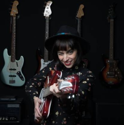 La cantante Nat Simons en la tienda Headbanger rare guitars, en Madrid