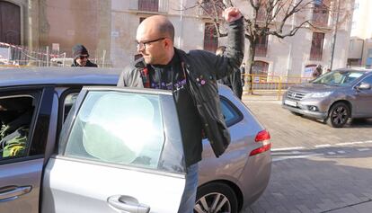 Joan Coma sube al coche tras ser detenido por la policía.