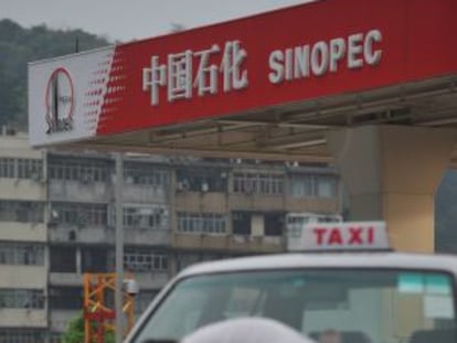 Un taxista lava su coche en una gasolinera de Sinopec en Hong Kong.