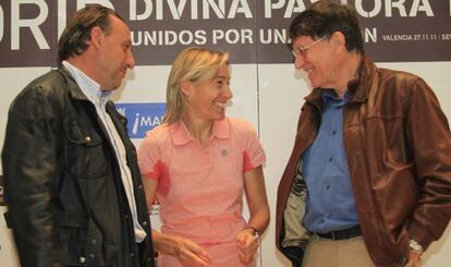 Marta Dom&iacute;nguez, junto a Odriozola y Cacho