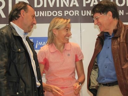 Marta Dom&iacute;nguez, junto a Odriozola y Cacho
