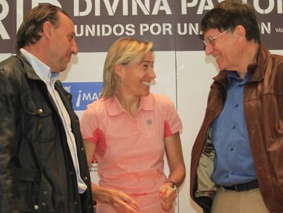 Marta Dom&iacute;nguez, junto a Odriozola y Cacho