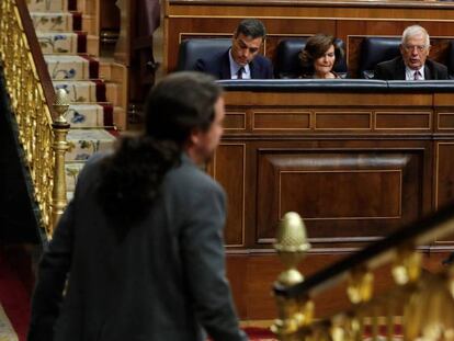 El líder de Unidas Podemos, Pablo Iglesias, pasa ante los miembros del Gobierno Pedro Sánchez.