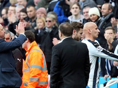 Rafa Benitez (i) aplaude a la grada tras el partido.