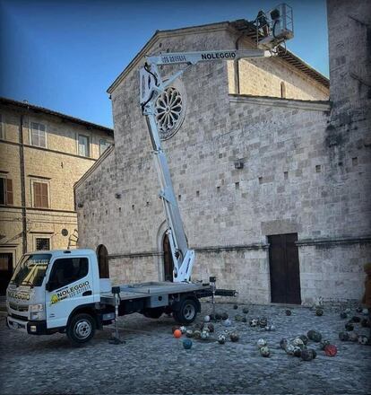 Pelotas que durante décadas cayeron en el techo de la Iglesia de San Tommaso, en Ascoli Piceno.