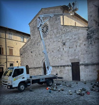 Pelotas que durante décadas cayeron en el techo de la Iglesia de San Tommaso, en Ascoli Piceno.