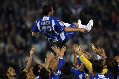 Los jugadores del Espanyol mantean a Tamudo