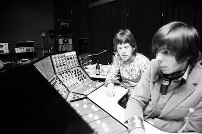 El ingeniero Glyn Johns y Mike Jagger, en la grabación en Londres de la canción 'We Love You' en 1967.