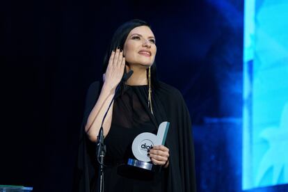 Laura Pausini recoge su premio Cadena Dial, anoche en el Recinto Ferial de Santa Cruz de Tenerife.