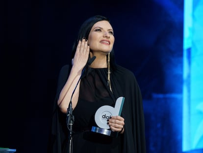 SANTA CRUZ DE TENERIFE (ESPAÑA), 15/09/2022.- La cantante Laura Pausini recoge su premio Cadena Dial en la XXVI edición de los Premios Dial que se celebra hoy jueves en el Recinto Ferial de Santa Cruz de Tenerife. EFE/Ramón de la Rocha
