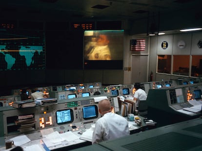 Kranz (en primer plano) mira la transmisión de TV del Día 3 del vuelo desde el Apolo 13.