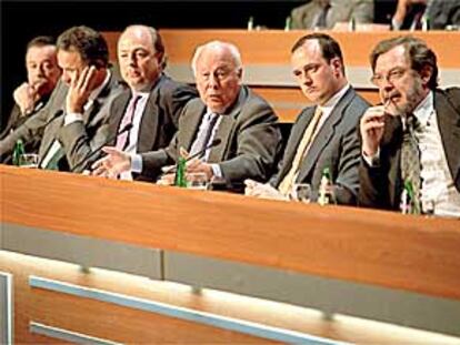 De izquierda a derecha, Juan Cueto, Laurent Perpère, Javier Díez de Polanco, Jesús de Polanco, Íñigo Dago y Juan Luis Cebrián, ayer durante la celebración de la junta de Sogecable.