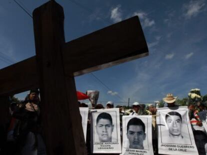 Familiares de los desaparecidos participan en una celebraci&oacute;n religiosa. 