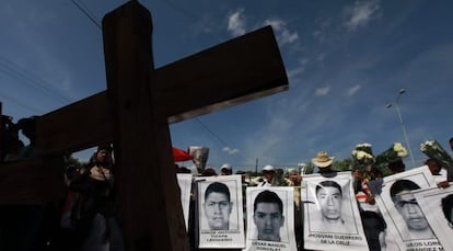 Familiares de los desaparecidos participan en una celebraci&oacute;n religiosa. 