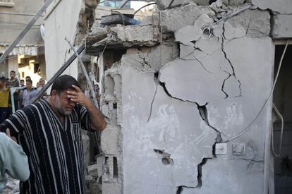 Un hombre llora junto a las ruinas de un edificio destruido por el bombardeo en Rafah.