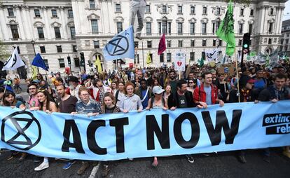 Activistas del grupo ecologista XR trasladaron el viernes 19 abril sus actos de protesta al aeropuerto londinense de Heathrow durante el quinto día de manifestaciones por el cambio climático. En la imagen, activistas se manifiestan este martes 23 de abril en la Plaza del Parlamento en Londres, Reino Unido.