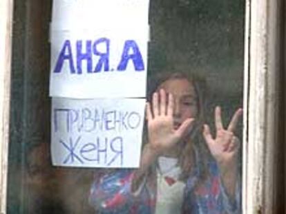 Una superUna superviviente se comunica con sus familiares a través de la ventana de un hospital.viviente se comunica con sus familiares a través de la ventana de un hospital.