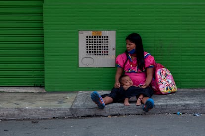 Una mujer de la tribu Embera pide limosna en la ciudad de Medellín, Colombia, el pasado 20 de abril.