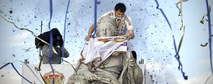 Casillas coloca la bandera del Real Madrid a la Cibeles