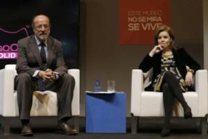 La vicepresidenta del Gobierno, Soraya Sáenz de Santamaría, y el alcalde de Valladolid, Francisco Javier León de la Riva, durante la presentación hoy en la Feria internacional de Turismo, Fitur, que se celebra en Madrid, de la nueva oferta de la capital castellana.