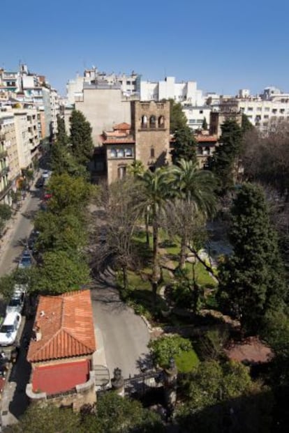 El palacete de la calle Muntaner con el jardín que lo rodea.