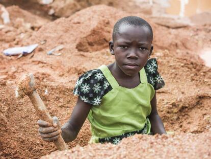 Una niña trabajadora en Tanzania. 