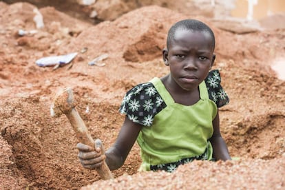 Una niña trabajadora en Tanzania. 