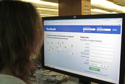 Una internauta se registra en la red social Facebook.
