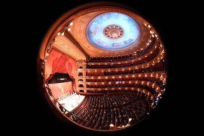 Teatro Colón (Buenos Aires, Argentina). Es uno de los monumentos emblemáticos de Buenos Aires, fuente de orgullo nacional, que encuentra su fuente de inspiración en el estilo de los teatros europeos, aunque tiene un marcado carácter colonial. Este precioso e imponente edificio de siete plantas es un escenario de primera que acoge funciones de ópera, danza y música clásica. Inaugurado en 1908, fue el teatro más grande del Hemisferio Sur hasta que llegó la Ópera de Sídney. Ocupa una manzana entera y tiene aforo para 2.500 espectadores sentados y 1.000 de pie. Desde su inauguración con ‘Aída’ de Verdi, el público no ha dejado de maravillarse. El bailarín y coreógrafo Mijaíl Nikoláyevich Barýshnikov lo describió como “el más bello de los teatros”. 