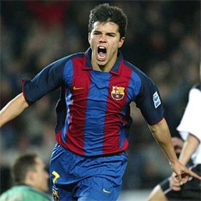 El argentino Saviola celebra su gol frente al Levante.