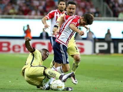 Darwin Quintero disputa el bal&oacute;n contra Isaac Brizuela. 