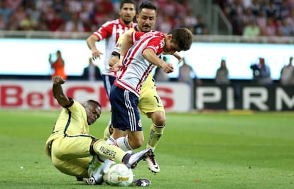 Darwin Quintero disputa el balón contra Isaac Brizuela.