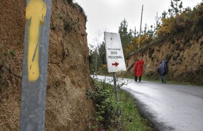 Ruta nueva con los carteles y la flecha amarilla pintada por vecinos