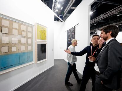 El ministro de Cultura, Ernest Urtasun. escucha las explicaciones de un galerista durante su visita este jueves a ARCO 2024, la Feria Internacional de Arte Contemporáneo de España.