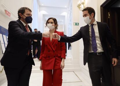 El presidente de Castilla y León y candidato a la reelección, Alfonso Fernández Mañueco; la presidenta de la Comunidad de Madrid, Isabel Díaz Ayuso; y el secretario general del PP, Teodoro García-Egea.