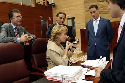 De izquierda a derecha: Francisco Granados, Alfredo Prada, Alberto López Viejo y Juan José Güemes con la presidenta de la CAM, la popular Esperanza Aguirre durante la segunda jornada del debate del estado de la región, en la Asamblea de Madrid. 20 de septiembre de 2006.