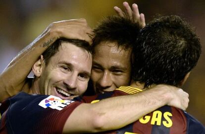 Messi, Neymar y Cesc se abrazan tras uno de los goles.