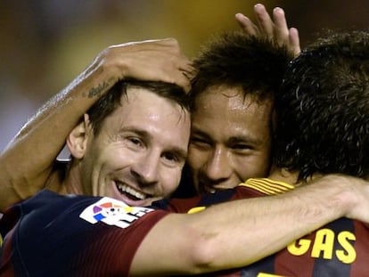 Messi, Neymar y Cesc se abrazan tras uno de los goles.
